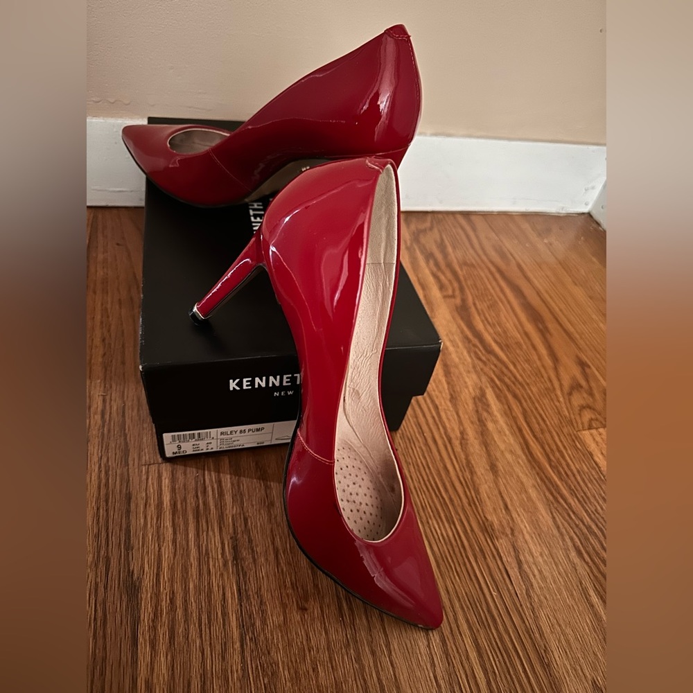 Kenneth Cole red Riley 85 Pump